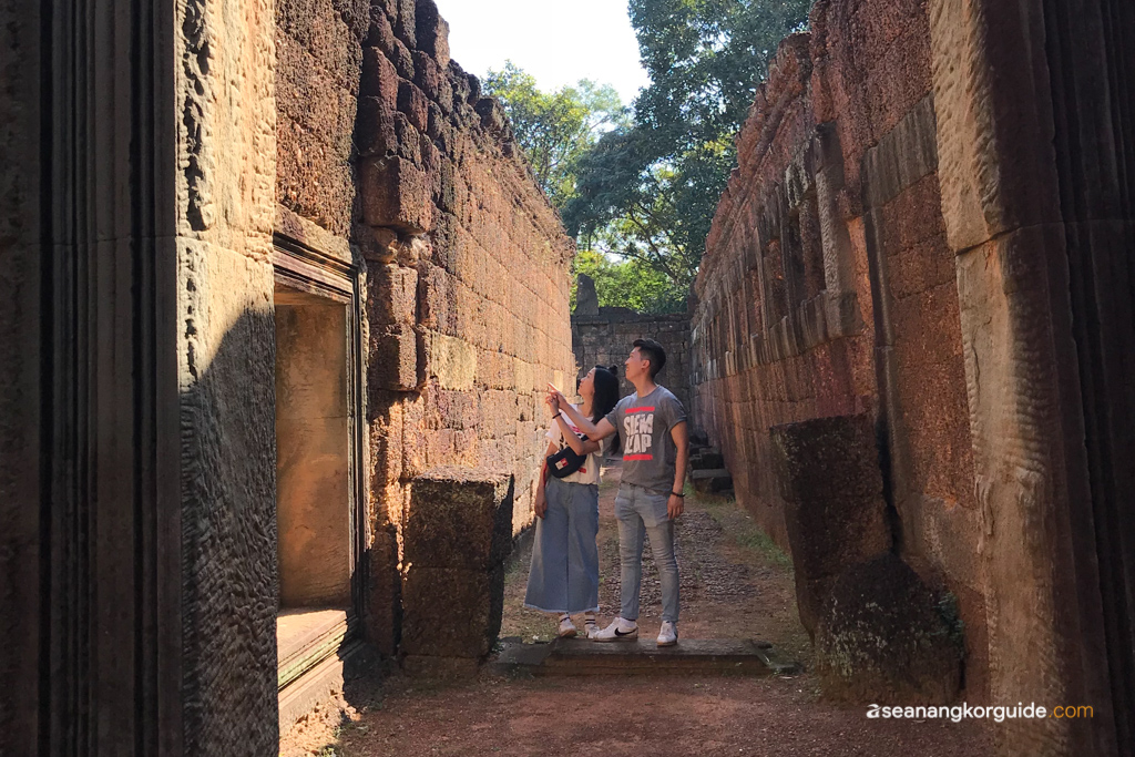 Happy couple at Banteay Samre Temple